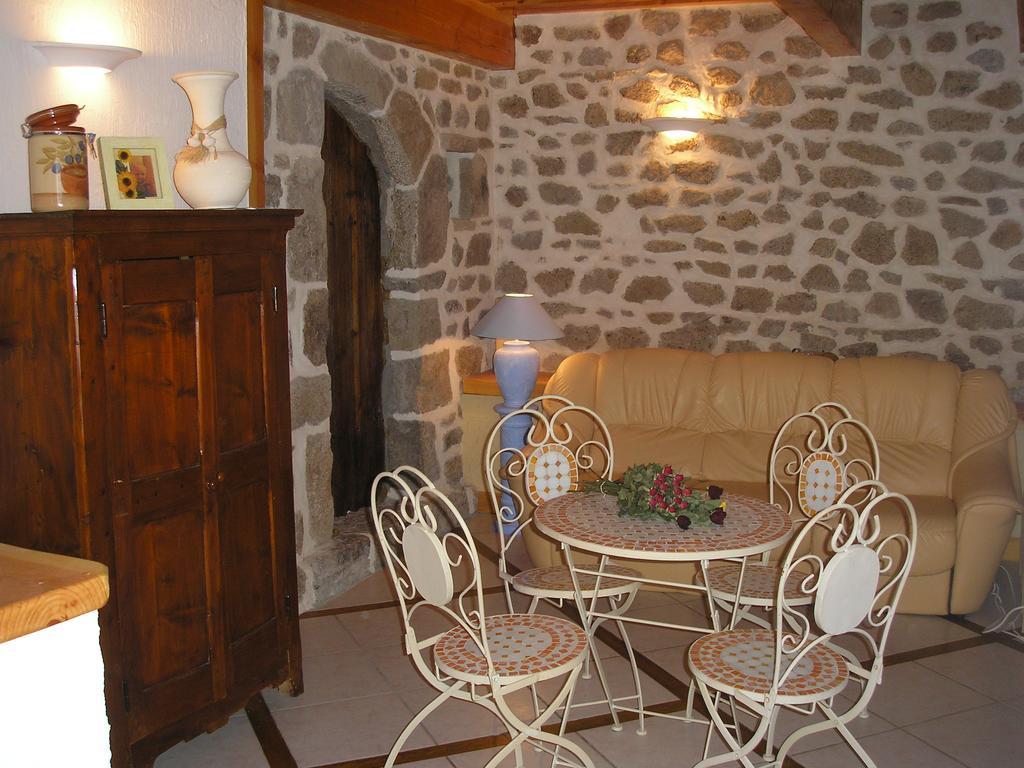 Chambre D'Hotes Myrtille Usson-en-Forez Exterior foto